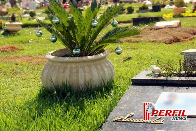 Túmulos do Cemitério Municipal também tem decoração natalina