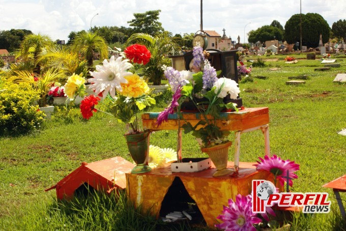 Túmulos do Cemitério Municipal também tem decoração natalina