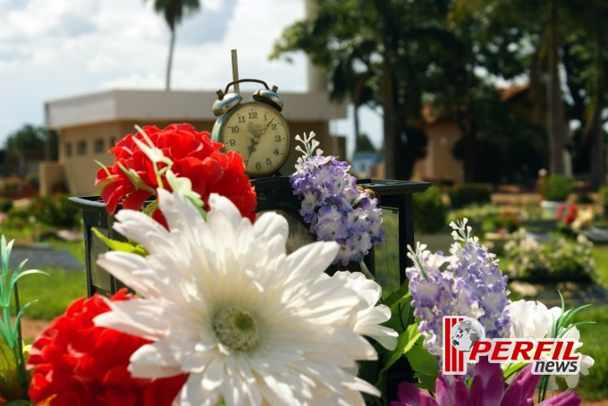 Túmulos do Cemitério Municipal também tem decoração natalina