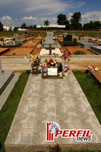 Túmulos do Cemitério Municipal também tem decoração natalina