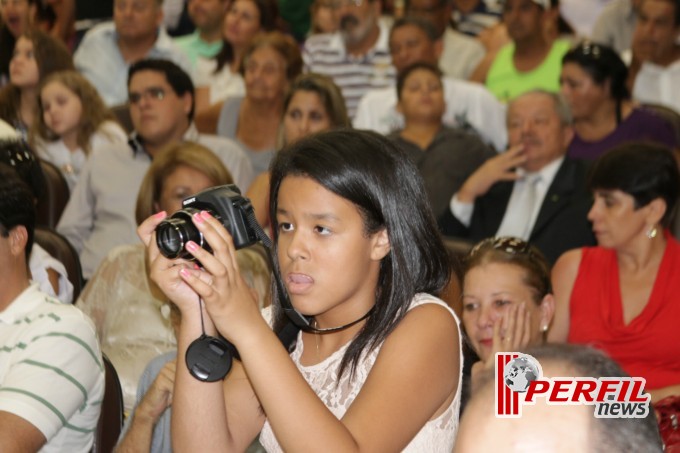 Lágrimas e emoção marcam posse de Marcia Moura e dos 17 vereadores