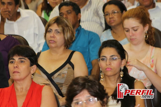 Lágrimas e emoção marcam posse de Marcia Moura e dos 17 vereadores