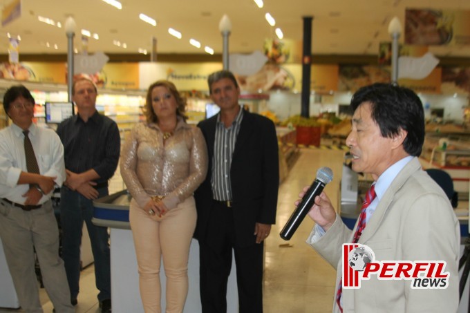 Com show e dois bois no rolete Nova Estrela inaugura 4ª loja em Andradina