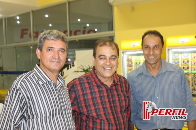 Com show e dois bois no rolete Nova Estrela inaugura 4ª loja em Andradina