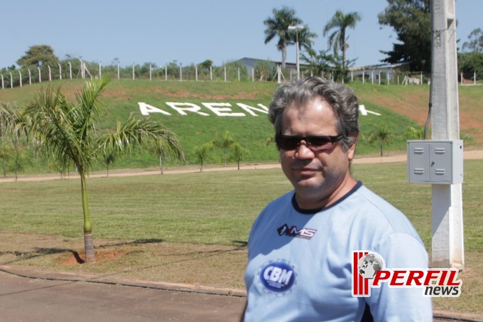 Estrutura de decoração de pista do Motocross está sendo reparada