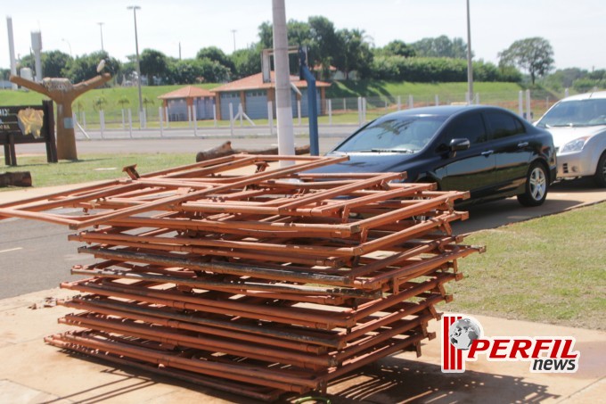 Estrutura de decoração de pista do Motocross está sendo reparada