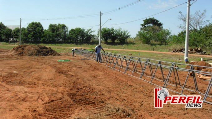 Estrutura de pista para Br de Motocross começa a ser montada no Arena Mix