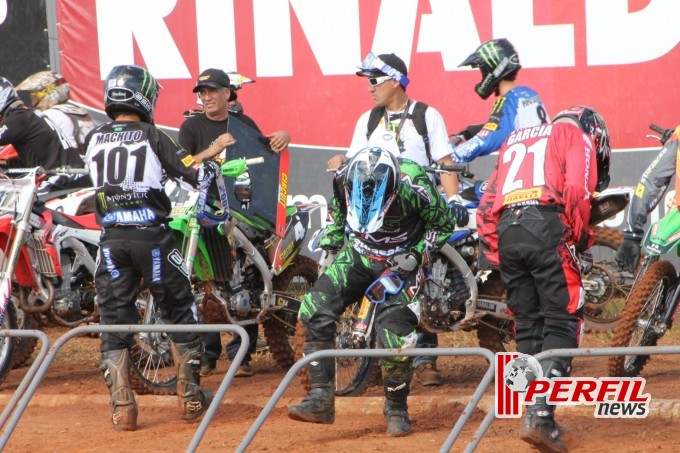 Adam Chatfield saiu na frente e faturou a 1ª Bateria da MX1