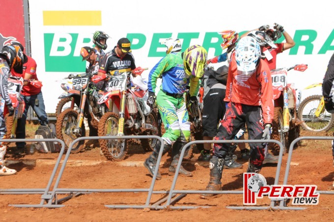 Adam Chatfield saiu na frente e faturou a 1ª Bateria da MX1
