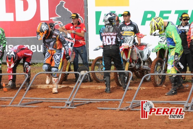 Adam Chatfield saiu na frente e faturou a 1ª Bateria da MX1