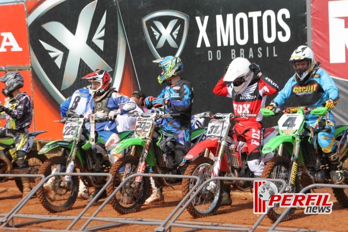 Adam Chatfield saiu na frente e faturou a 1ª Bateria da MX1