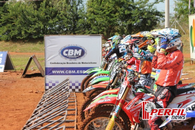 Adam Chatfield saiu na frente e faturou a 1ª Bateria da MX1