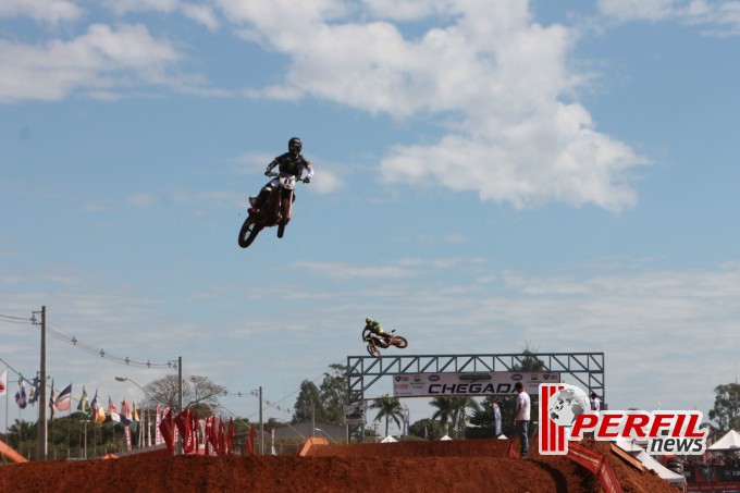 Adam Chatfield saiu na frente e faturou a 1ª Bateria da MX1