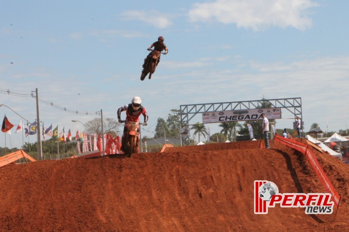 Adam Chatfield saiu na frente e faturou a 1ª Bateria da MX1