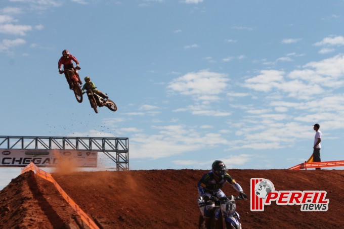 Adam Chatfield saiu na frente e faturou a 1ª Bateria da MX1