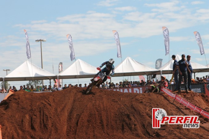 Adam Chatfield saiu na frente e faturou a 1ª Bateria da MX1