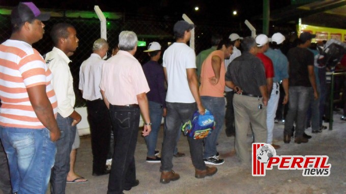 Público prestigia primeira noite da Expotrês Público prestigia primeira noite da Expotrês