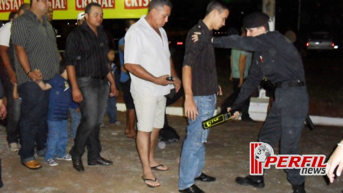 Público prestigia primeira noite da Expotrês Público prestigia primeira noite da Expotrês