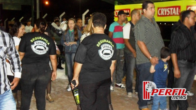 Público prestigia primeira noite da Expotrês Público prestigia primeira noite da Expotrês