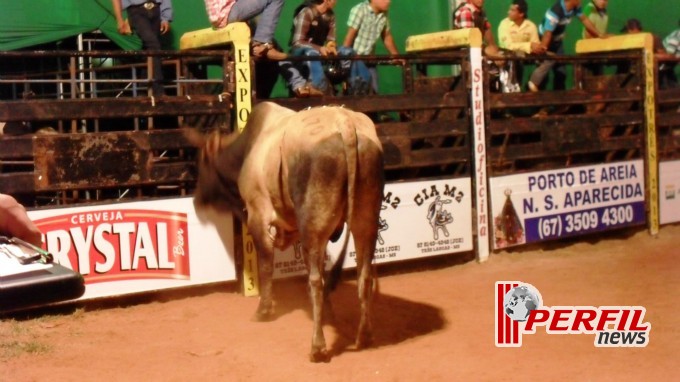 Público prestigia primeira noite da Expotrês Público prestigia primeira noite da Expotrês