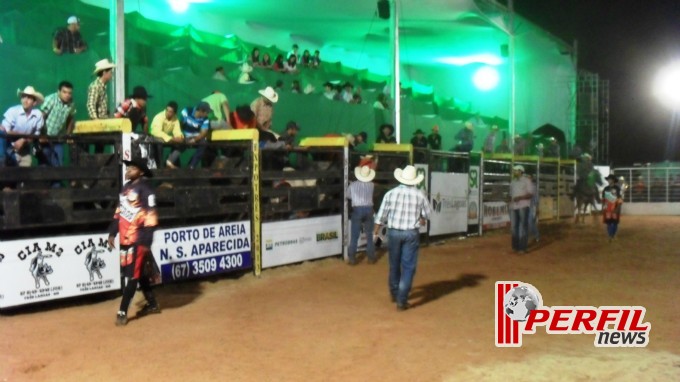 Público prestigia primeira noite da Expotrês Público prestigia primeira noite da Expotrês