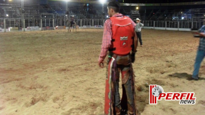 Público prestigia primeira noite da Expotrês Público prestigia primeira noite da Expotrês