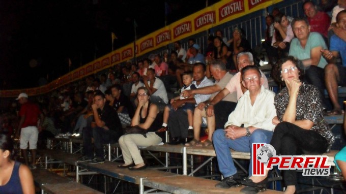 Público prestigia primeira noite da Expotrês Público prestigia primeira noite da Expotrês