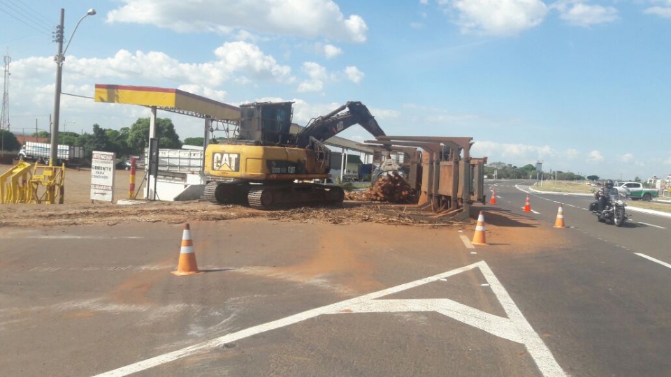 Carreta com eucalipto tomba na BR-267, em Bataguassu