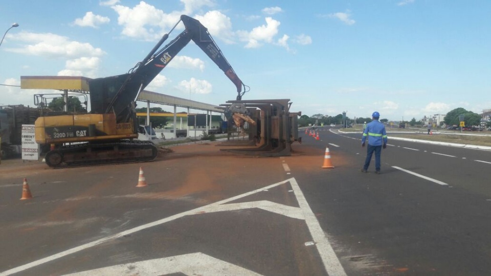 Carreta com eucalipto tomba na BR-267, em Bataguassu