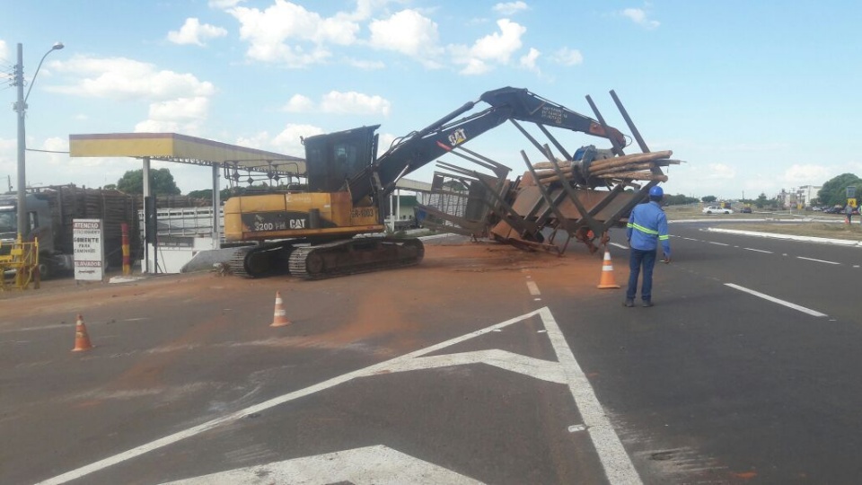 Carreta com eucalipto tomba na BR-267, em Bataguassu