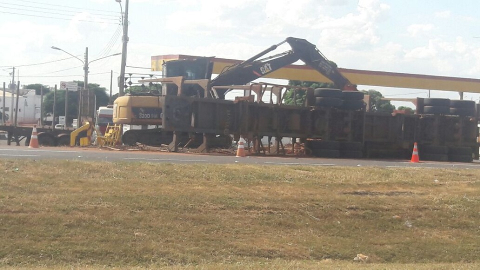 Carreta com eucalipto tomba na BR-267, em Bataguassu