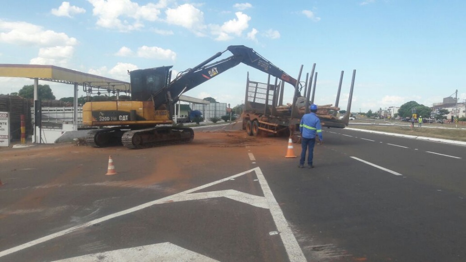 Carreta com eucalipto tomba na BR-267, em Bataguassu