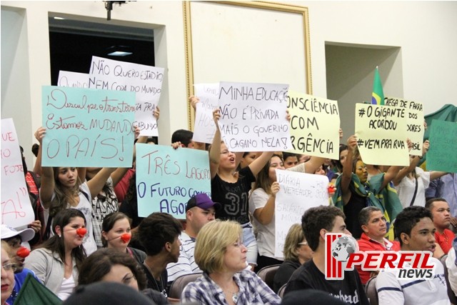 Manifestantes protestam na Câmara e em frente da casa da prefeita de Três Lagoas
