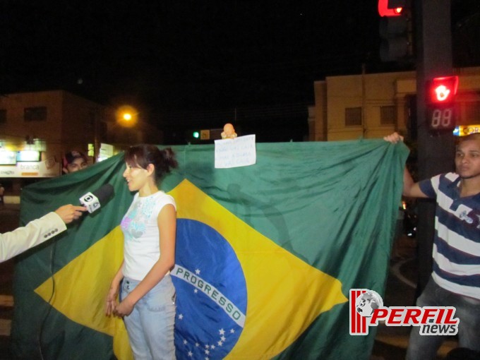 Manifestantes protestam na Câmara e em frente da casa da prefeita de Três Lagoas