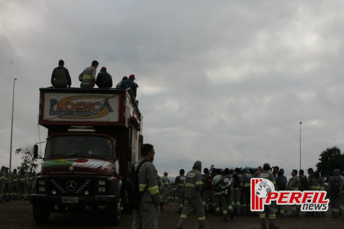 Manifestantes radicalizam e incendeiam veículos em rodovia