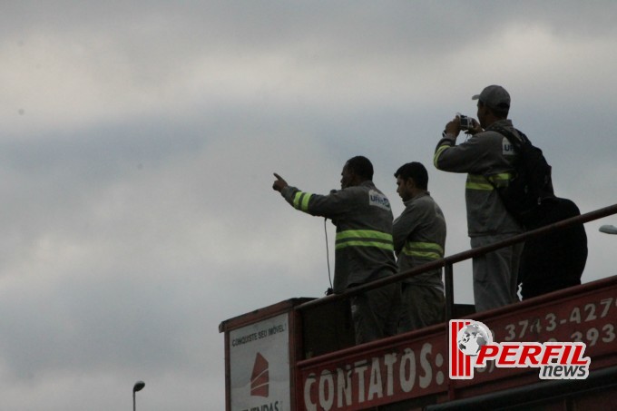 Manifestantes radicalizam e incendeiam veículos em rodovia