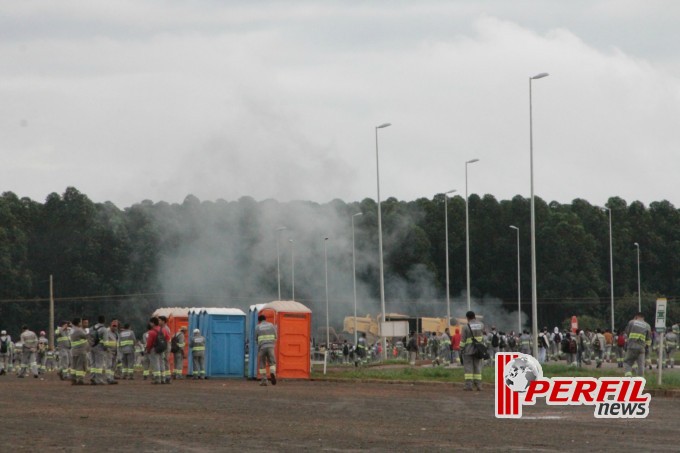 Manifestantes radicalizam e incendeiam veículos em rodovia