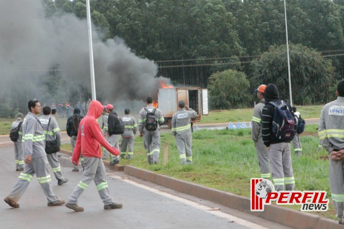 Manifestantes radicalizam e incendeiam veículos em rodovia