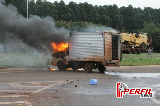 Manifestantes radicalizam e incendeiam veículos em rodovia