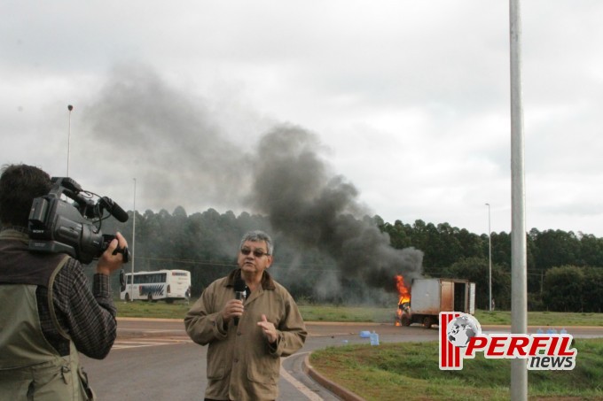 Manifestantes radicalizam e incendeiam veículos em rodovia