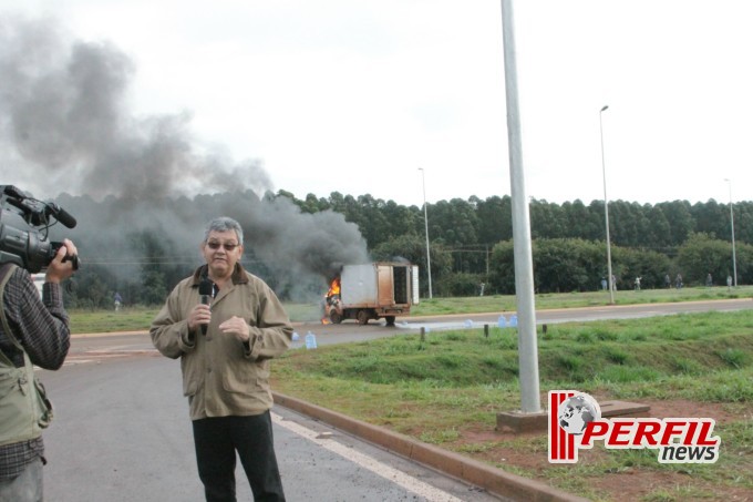 Manifestantes radicalizam e incendeiam veículos em rodovia