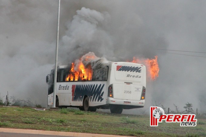 Manifestantes radicalizam e incendeiam veículos em rodovia