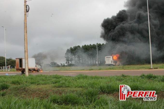 Manifestantes radicalizam e incendeiam veículos em rodovia