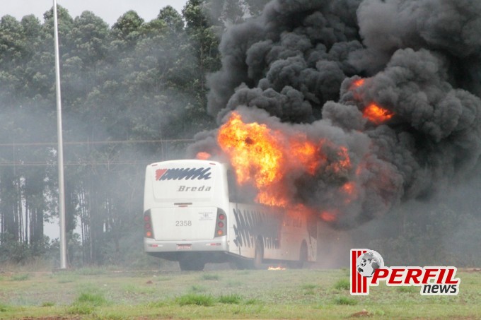 Manifestantes radicalizam e incendeiam veículos em rodovia