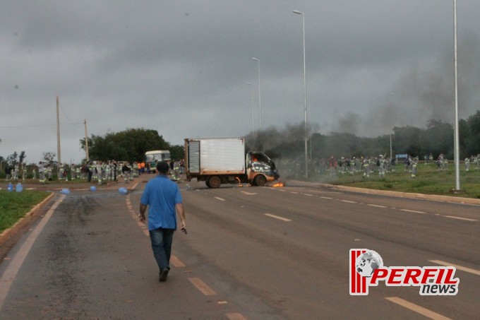 Manifestantes radicalizam e incendeiam veículos em rodovia