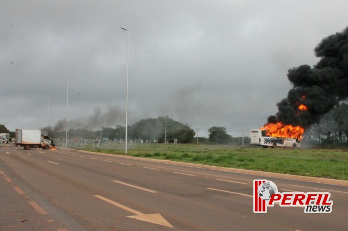 Manifestantes radicalizam e incendeiam veículos em rodovia