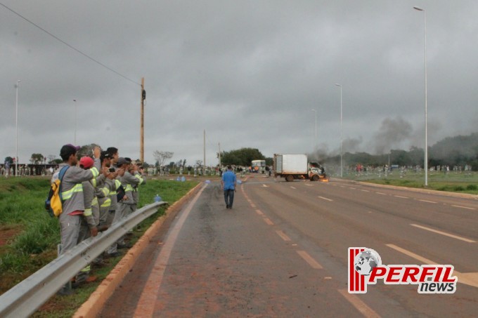 Manifestantes radicalizam e incendeiam veículos em rodovia