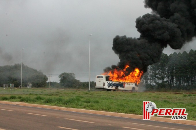 Manifestantes radicalizam e incendeiam veículos em rodovia