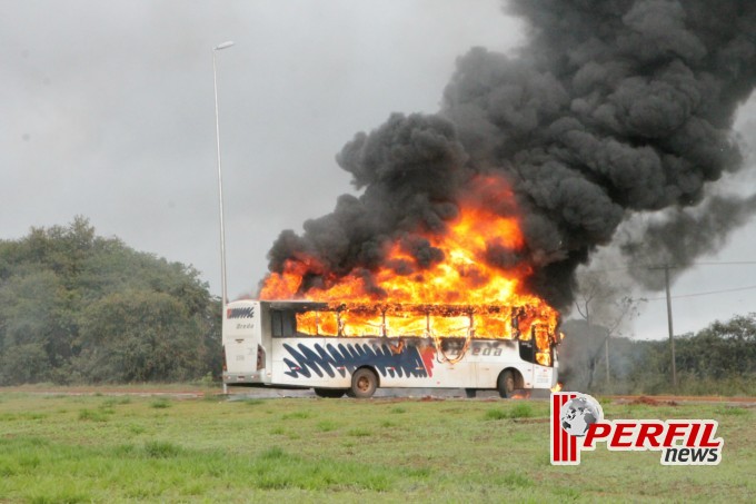 Manifestantes radicalizam e incendeiam veículos em rodovia