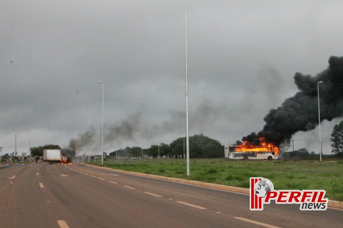 Manifestantes radicalizam e incendeiam veículos em rodovia